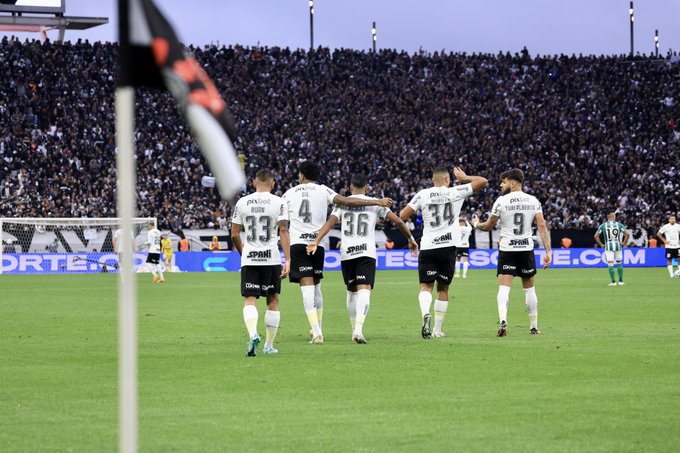 Corinthians bate Coritiba de virada e chega a 11 jogos invicto