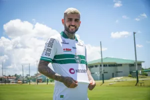 Coritiba confirma saída de volante do São Paulo