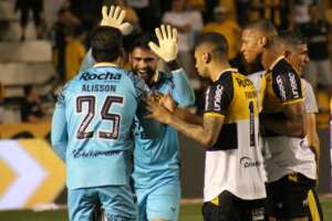 Série B: Após vitória emocionante, Tencati avisa: 'Criciúma está brigando cada vez mais pelo acesso'