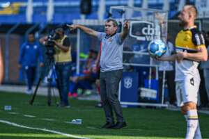 Série B: Após derrota em clássico, Tencati fala sobre instabilidade do Criciúma: 'Momentos isolados'