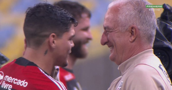 Jogadores do Flamengo abraçam Dorival Júnior antes de jogo com o São Paulo