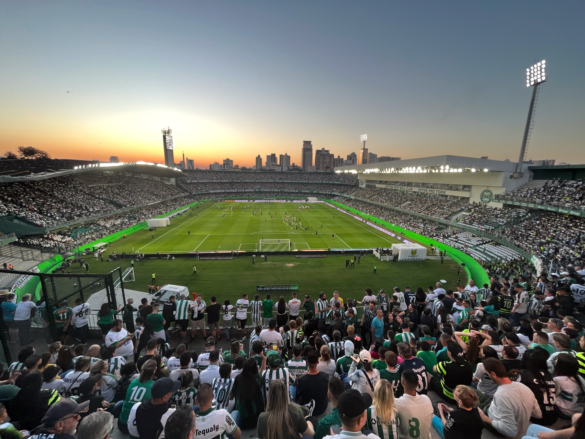 Coritiba anuncia a contratação do lateral Hayner