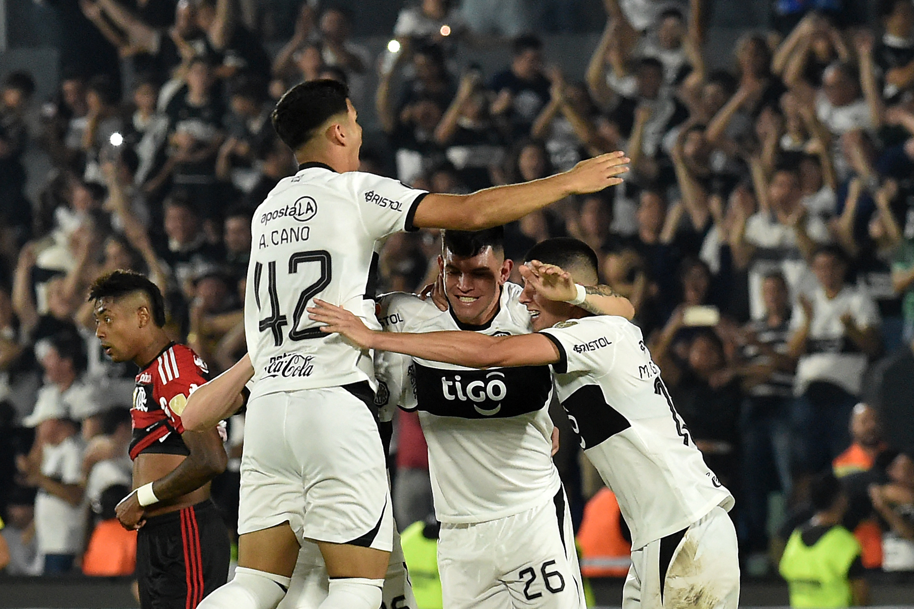 Jogadores do Flamengo lamentam eliminação para o Olimpia (Foto: Divulgação/Libertadores)