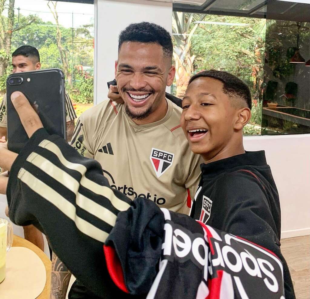 Torcedor vítima de racismo visita CT do São Paulo, ganha camisa e tira foto com jogadores