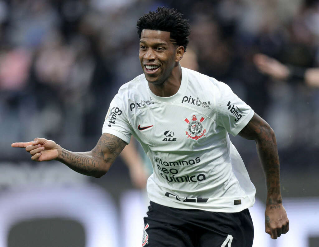 Alvo de críticas, Gil entra para o top 5 da lista de zagueiros artilheiros do Corinthians
