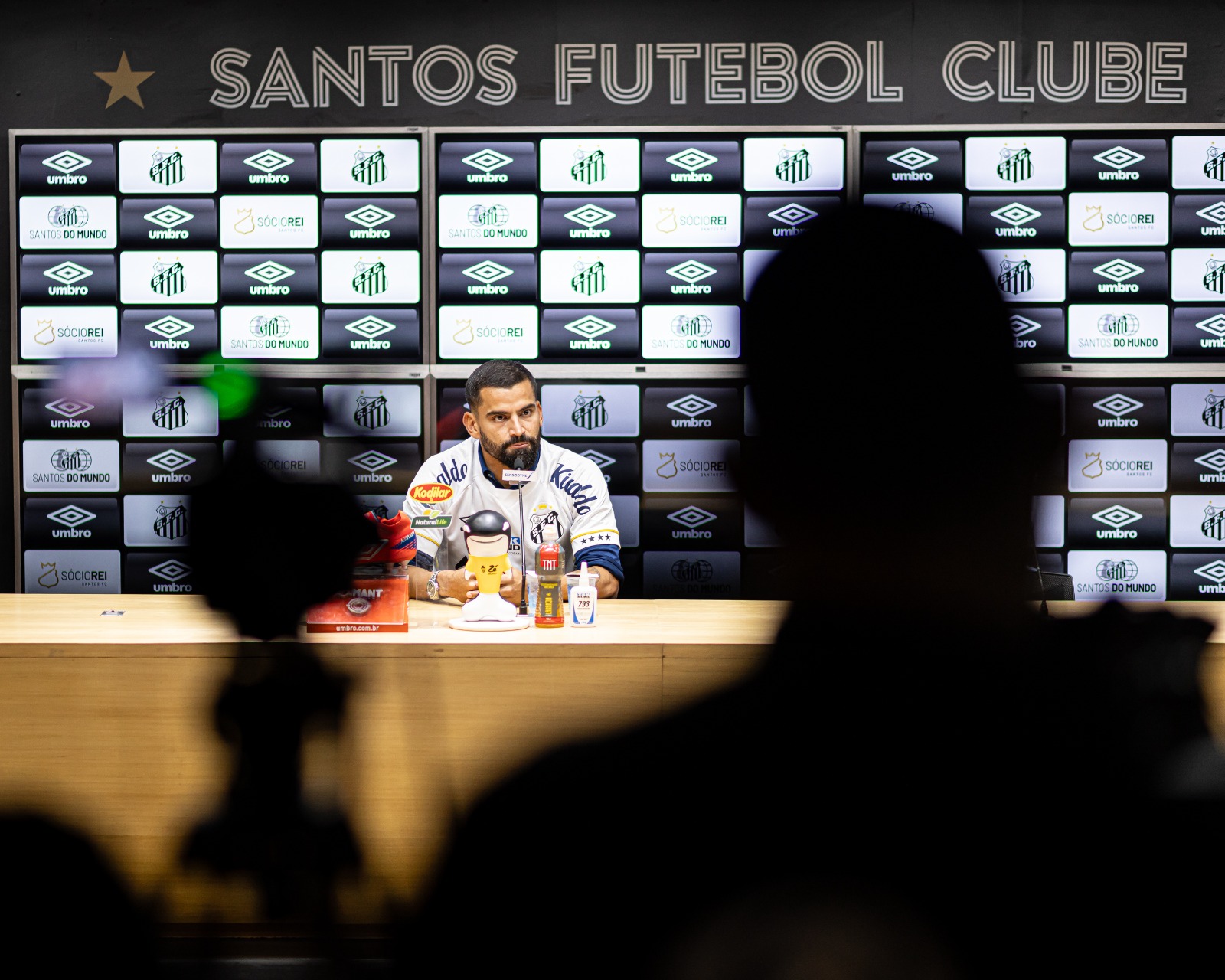 Rincon foi apresentado pelo Santos nesta quarta-feira (Foto: Divulgação/Santos)