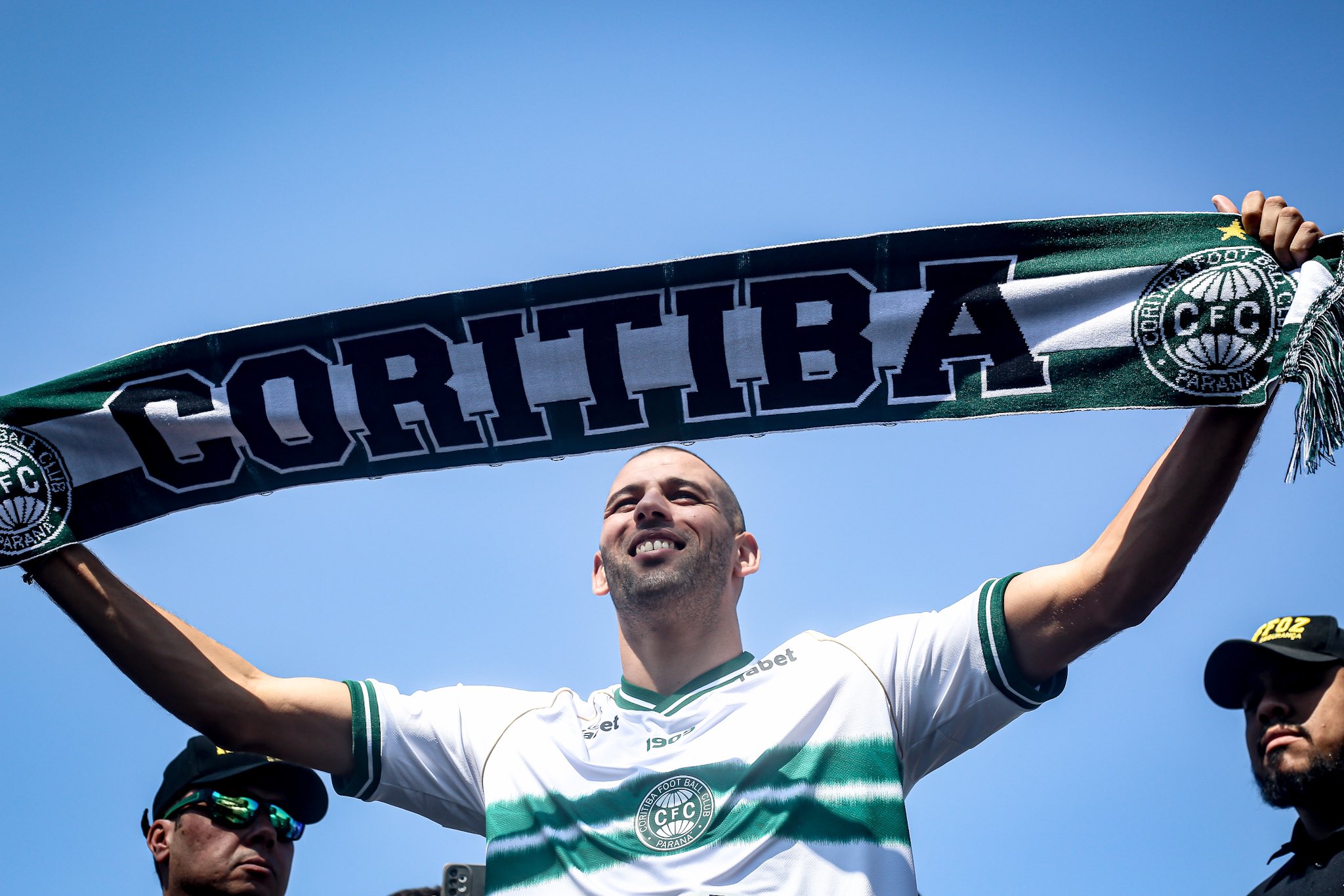 Torcida do Coritiba aparece em aeroporto para receber reforço de peso