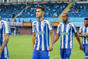 Série B: Zagueiro que estava no radar de Inter e São Paulo renova com o Avaí até 2026