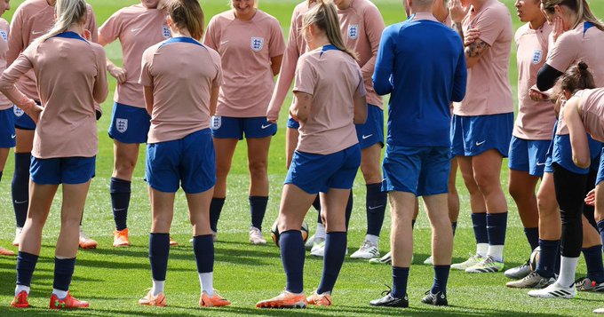 Por que a Inglaterra não usa calções brancos na Copa do Mundo feminina?