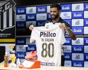Júnior Caiçara chora ao ser apresentado no Santos: 'Vestir essa camisa significa muito'