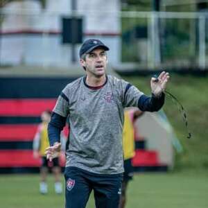 Série B: Com dedo do treinador, Vitória retoma liderança