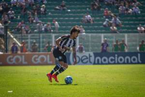 Após eliminação na Série C, meia-atacante deixa Figueirense e retorna para o Santos
