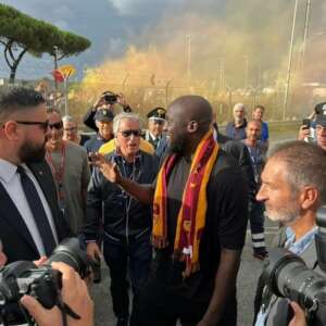 Romelu Lukaku chega à Itália para reforçar a Roma de José Mourinho