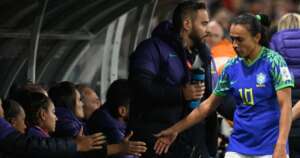 Maior artilheira do torneio, Marta dá adeus à Copa do Mundo com eliminação do Brasil