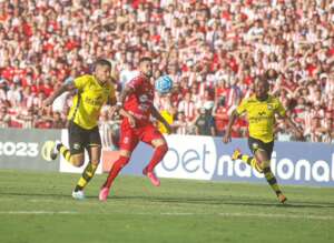Árbitro leva chinelada na cabeça em jogo do Náutico na Série C