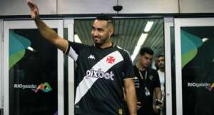 Payet é recebido por cerca de 5 mil torcedores do Vasco no desembarque no Rio