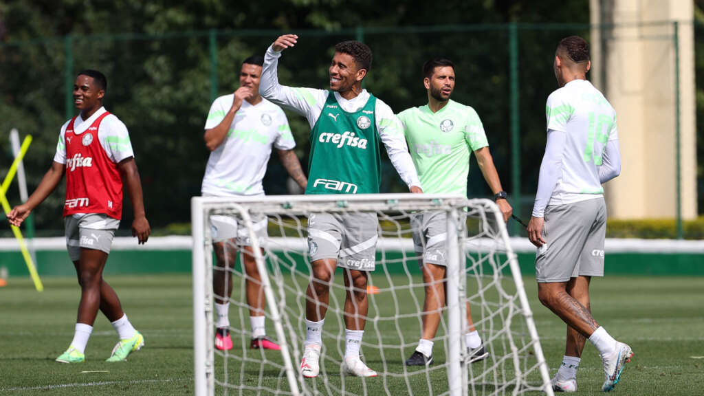 Gabriel Menino trata dores na reapresentação do Palmeiras, mas não tem lesão