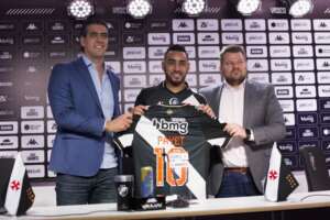 Payet beija símbolo do Vasco, exalta ídolos do clube e promete honrar a camisa 10 de Dinamite