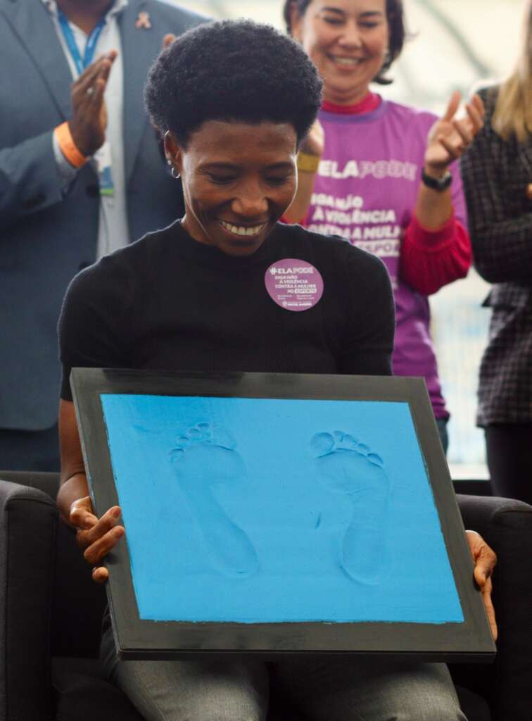 Pretinha é eternizada e tem pés gravados na Calçada da Fama do estádio do Maracanã