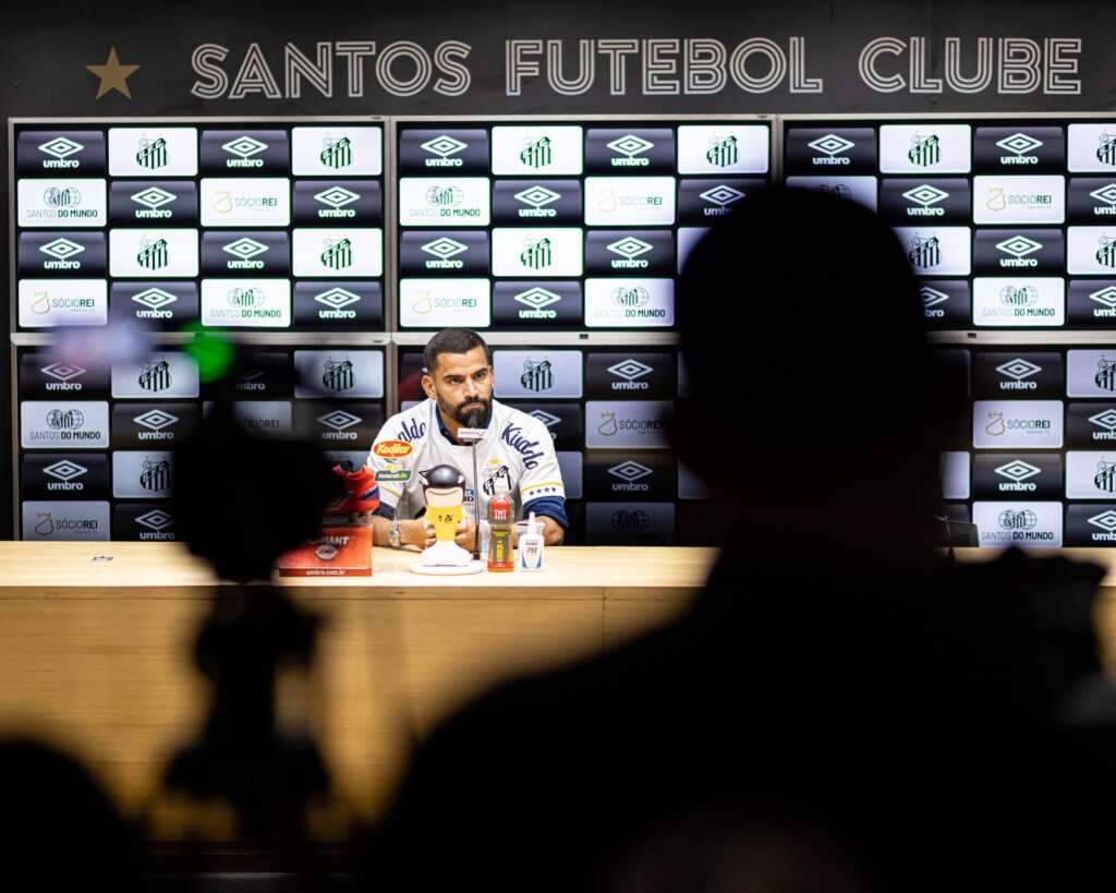 Tomás Rincón é apresentado no Santos e promete ‘intensidade’ para tirar equipe do sufoco
