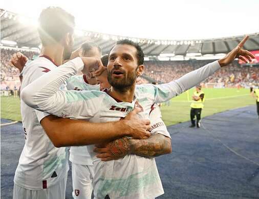 ITALIANO: Roma leva dois gols de veterano e tropeça diante da Salernitana na estreia