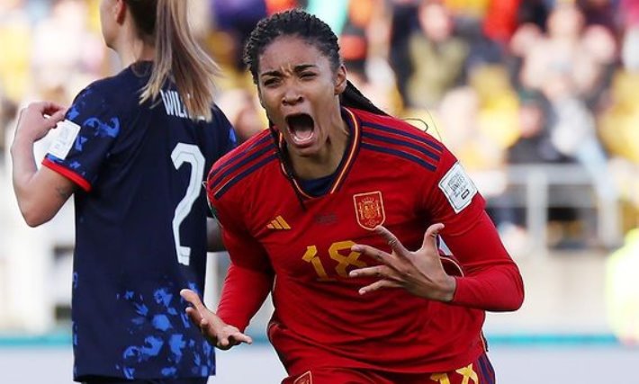Copa do Mundo: Quem é Salma Paralluelo, joia espanhola que saiu do banco e fez gols nas quartas e semi