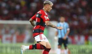 Gerson e Varela trocam socos em treino do Flamengo e um sai com nariz quebrado