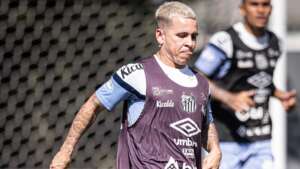 Soteldo é reintegrado ao Santos e faz primeiro treino com o elenco após um mês afastado