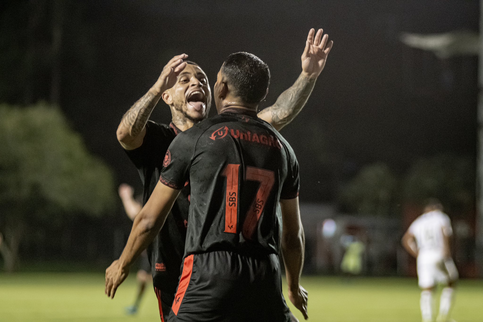 Fora, Atlético-GO encara Vitória, dono dos melhores números da Série B