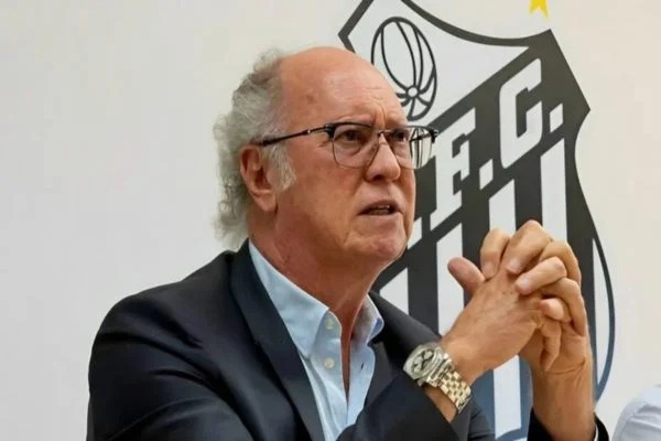 Paulo Roberto Falcão é denunciado por suspeita de importunação sexual (Foto: Divulgação/Santos)