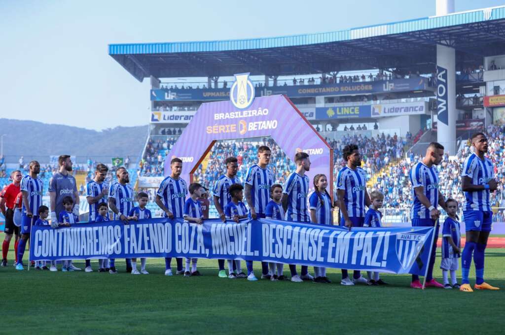 Avaí presta homenagem a Miguel Livramento (Foto: Fabiano Rateke / Avaí F.C.)