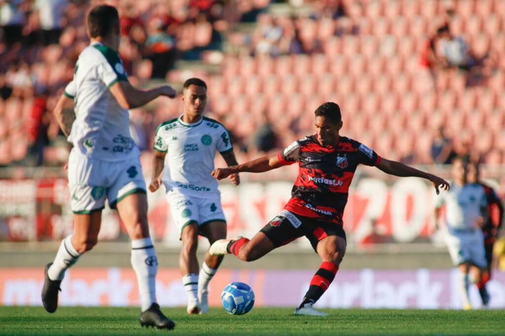 Com direito a golaços, Guarani e Ituano empatam em duelo de paulistas na  Série B