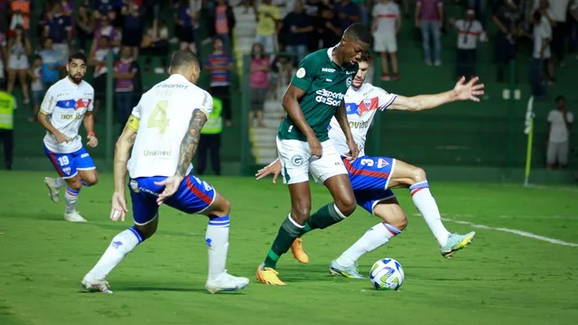 Goiás vence Fortaleza em jogo quente e polêmico na Serrinha (Foto: Rosiron Rodrigues/GEC)