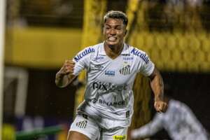 Marcos Leonardo tenta marcar 1º gol contra o Palmeiras