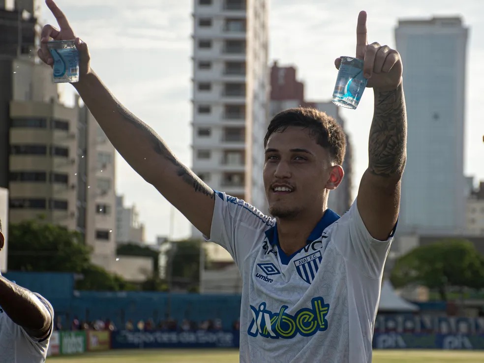 Avaí confirma renovação com zagueiro Felipe Silva (Foto: Leandro Boeira/Avaí FC)