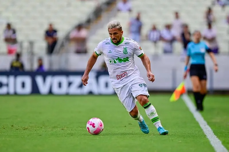 Aloísio "Boi Bandido" vai continuar no América-MG (Foto: Mourão Panda/América-MG)