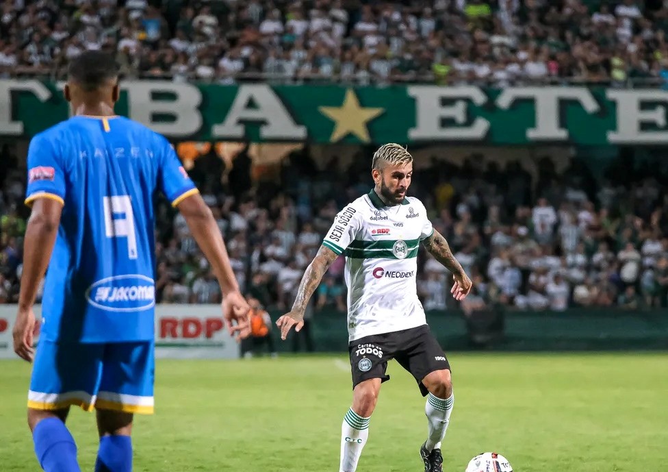 Coritiba encaminhou a saída do volante Liziero (Foto: Gabriel Tha/Coritiba)