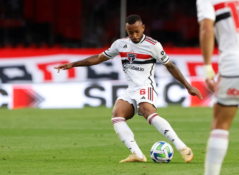 O Brentford, da Inglaterra, está preparando uma oferta para o lateral-esquerdo Welington (Foto: Rubens Chiri / São Paulo)