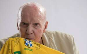 Zagallo está lúcido e respirando sem ajuda de aparelhos, diz boletim médico