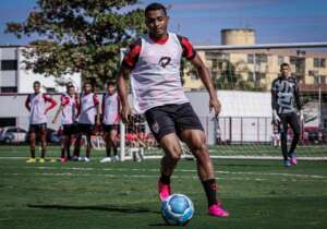 Airton projeta o Atlético-GO em duelo decisivo com o Vitória