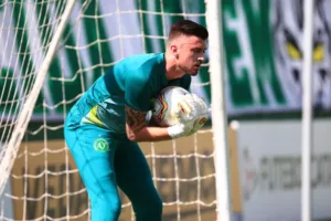 Série B: Sampaio Corrêa acerta com ex-goleiro da Chapecoense e mais dois