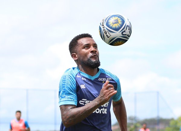 Cicinho volta a treinar no Bahia