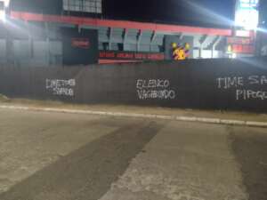 Série B: Torcida do Sport picha Ilha do Retiro com críticas