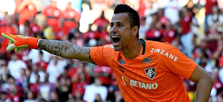 Fábio renova com o Fluminense