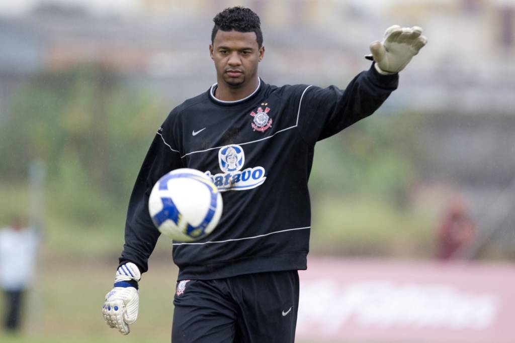 Time que já teve goleiro Bruno negocia com Felipe, ex-Corinthians e Flamengo