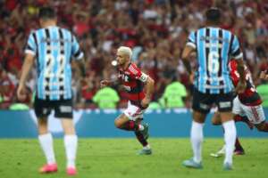 Flamengo 1 x 0 Grêmio - Mengão supera desconfiança e continua rumo ao penta!