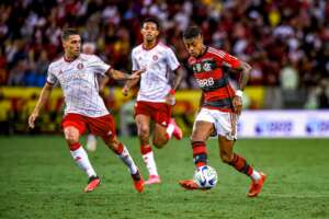 BRASILEIRÃO: Flamengo sai sob vaias e Corinthians busca o empate contra o Goiás