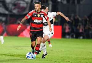 Torcida recebe Flamengo com protesto e confusão no Rio: 'Time sem vergonha'