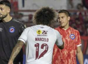 Zagueiro que sofreu grave lesão em lance com Marcelo passa por cirurgia na Argentina