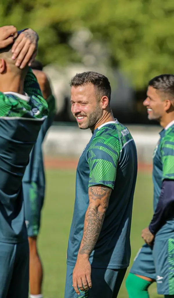 LAMENTÁVEL! Jogador do Remo-PA chuta cabeça de rival e atletas trocam socos. Confira! 2 gab pires